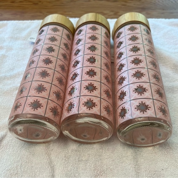 3 R & R GLASS WATER BOTTLE 19.3 FL. OZ
Snowflake Pink Pattern. - Picture 3 of 7